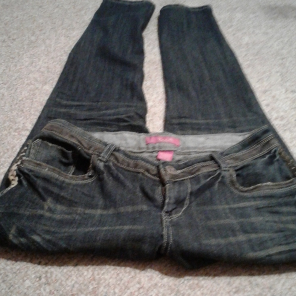 Cute detail distressed jeans